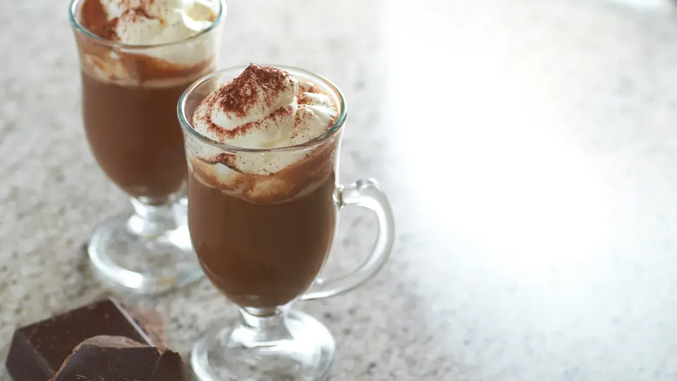 Kop warme chocolademelk voor de avonden in december