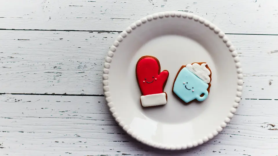 Kerstkoekjes op een feestelijk gedekte tafel