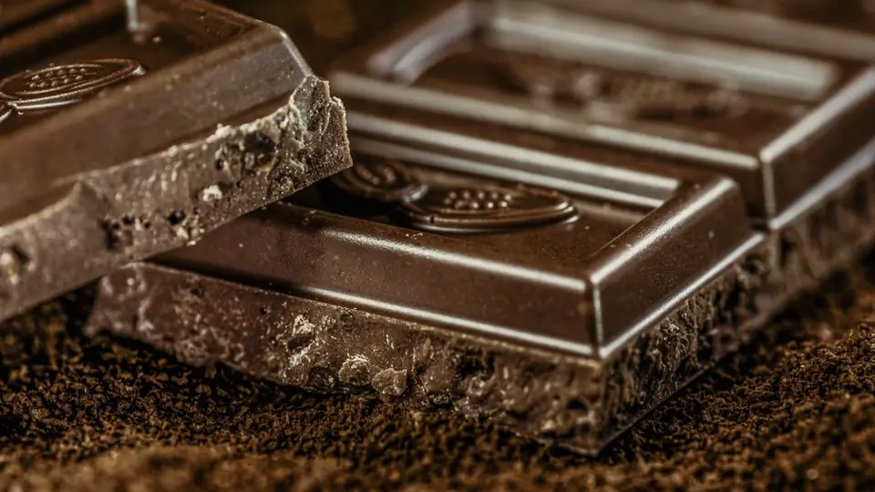 Reep pure chocolade op een donkere achtergrond