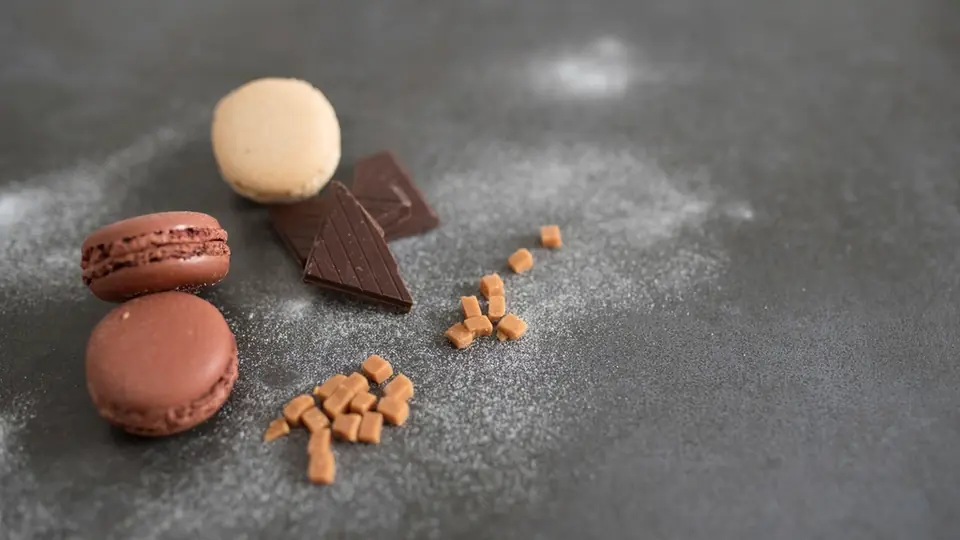 Chocolademacarons op een rij