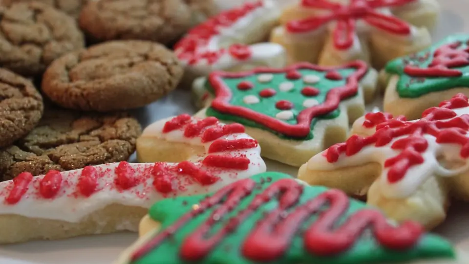 Dienblad met versierde kerstkoekjes