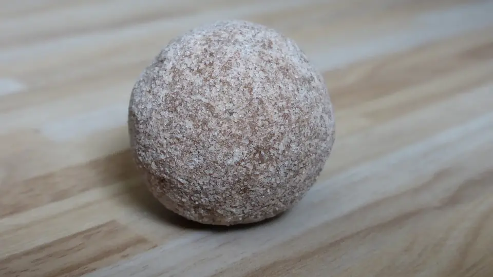 Doormidden gesneden roomtruffel-praline