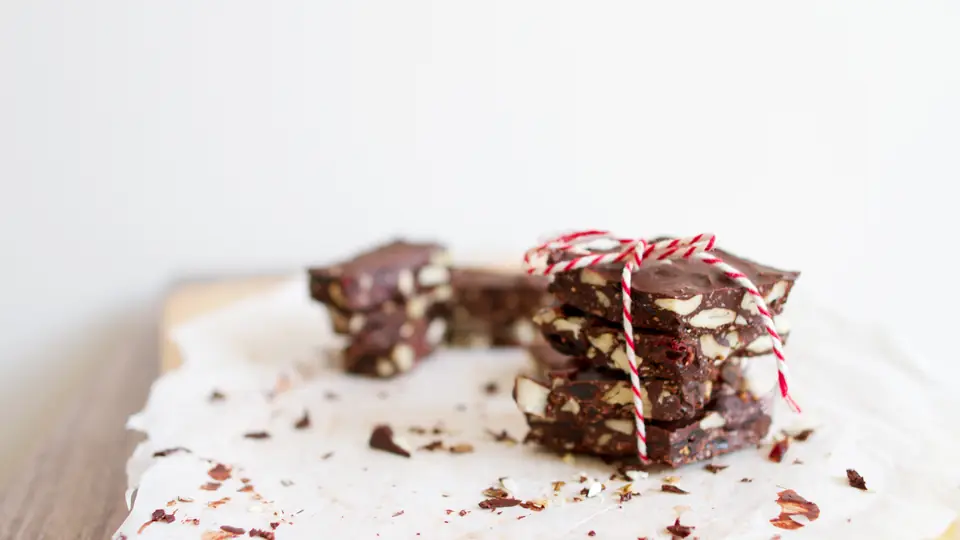 Zelfgemaakte kerstchocolaatjes in kleine vormpjes