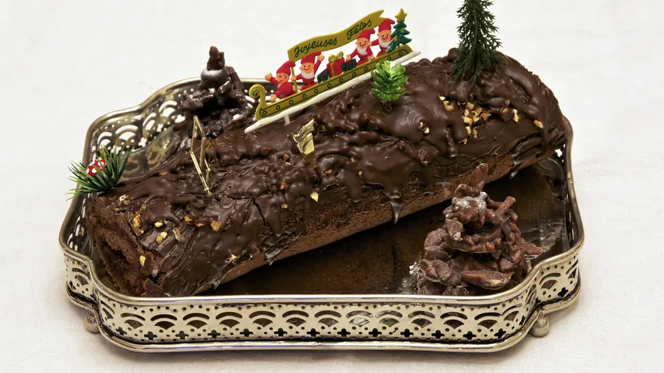 Kerststam van chocolade en framboos als feestelijk dessert